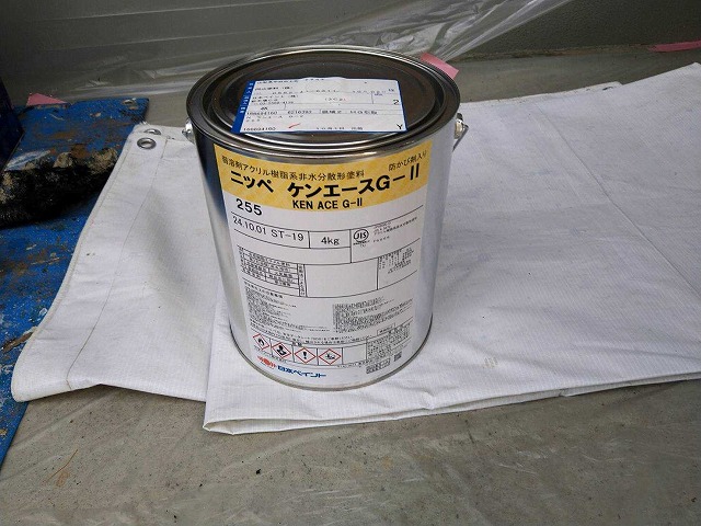 甲府市でガルバリウム鋼板の軒天塗装で使用した塗料（ケンエースG-Ⅱ）