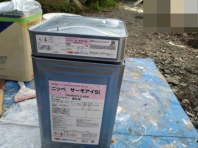 北杜市で金属屋根塗装の中塗り・上塗りに使用した遮熱塗料サーモアイSi