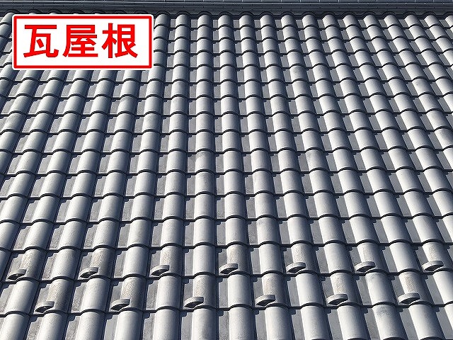 笛吹市でドローンを使用して太陽光パネルが設置された瓦屋根の調査を行う様子