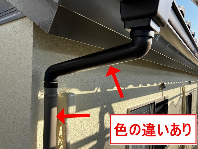 笛吹市で竪樋（既存使用）にファインSiで塗装する様子