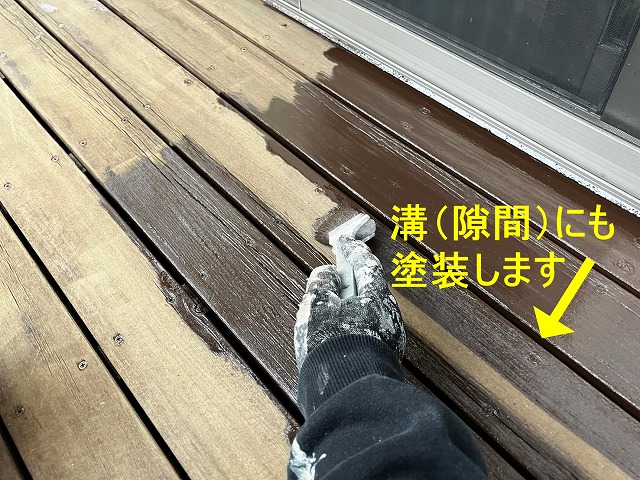 笛吹市でウッドデッキに下塗りを行う様子