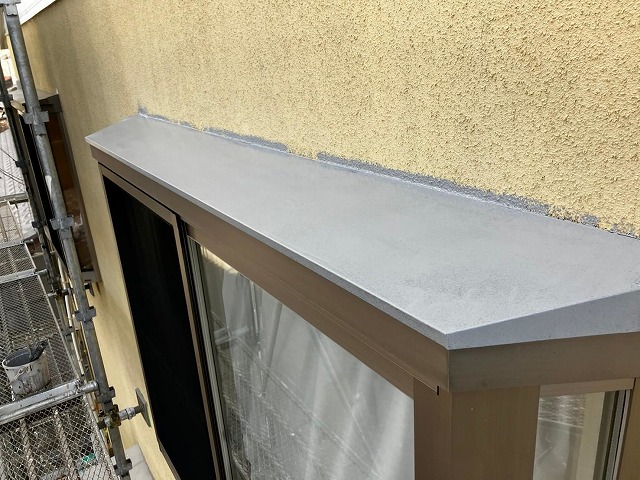 笛吹市で出窓上部（出窓板金）に錆止め塗料（ハイポンファインプライマーⅡ）を塗装する様子