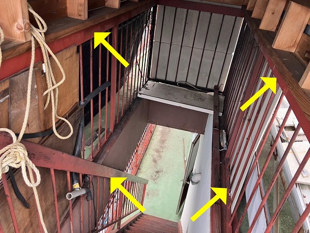 甲府市で塗膜剥がれ・錆びの発生した室内と外を繋ぐ鉄部階段