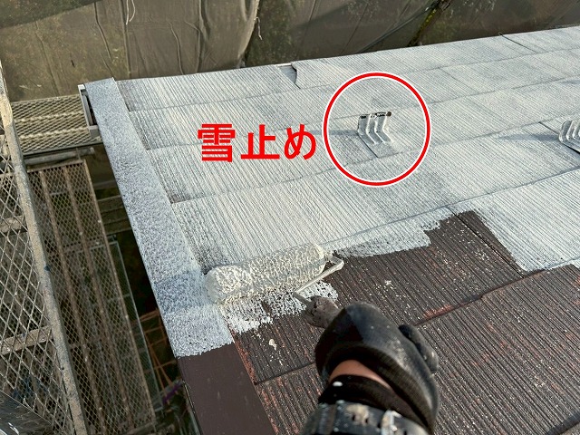 南アルプス市で屋根にベスコロフィラーHGを下塗りする様子
