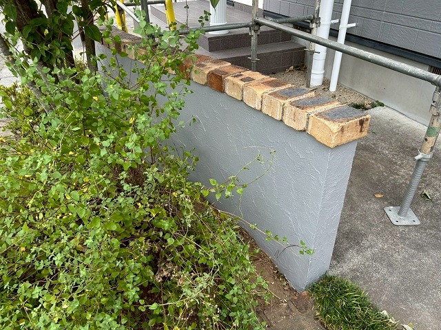 南アルプス市で目隠し擁壁にパーフェクトトップSiのグレーを塗装する様子