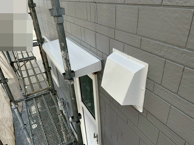 南アルプス市で付帯部（庇・換気フード）を塗装メンテナンスする様子（仕上げ塗装）