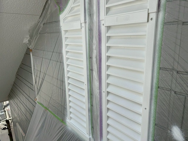 南アルプス市で黄ばみの目立つヤギリ（通気口・ガラリ・ルーバー）に吹き付け塗装を行う様子