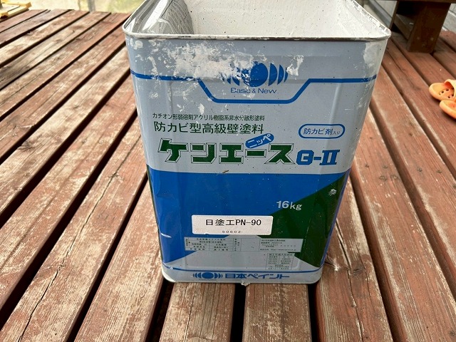 南アルプス市で軒天塗装で防カビ塗料（ケンエース）を使用する様子