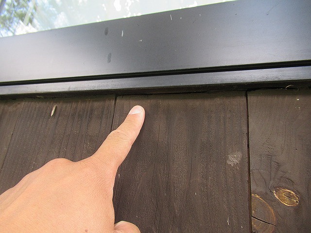 北杜市でログハウス（別荘）の窓・サッシ廻りシーリングが劣化し隙間ができている様子