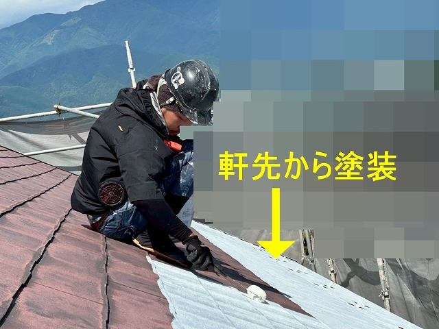 南アルプス市で屋根にベスコロフィラーHGを下塗りする様子