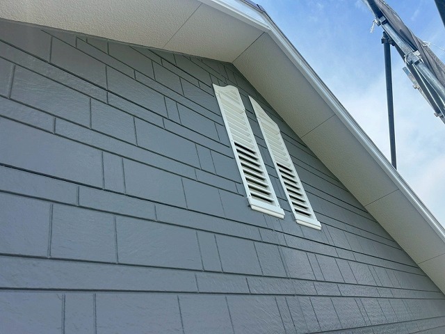 南アルプス市で黄ばみの目立つヤギリ（通気口・ガラリ・ルーバー）に吹き付け塗装を行う様子