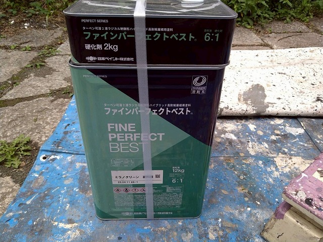 北杜市でスレート屋根にファインパーフェクトベストで中塗り・上塗りを行う様子