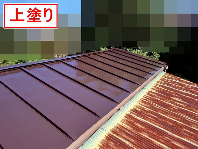 西八代郡市川三郷町で倉庫の瓦棒葺きトタン屋根を塗装する様子