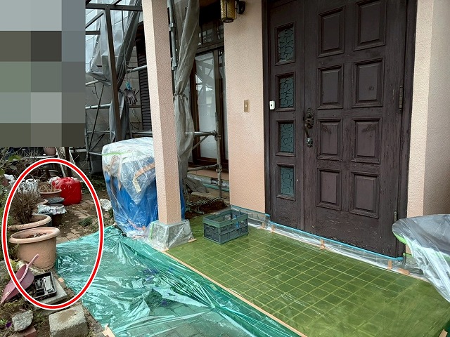 笛吹市で高圧洗浄後（塗装前）に養生をかける様子（玄関周辺）