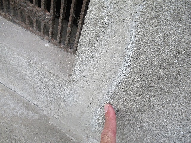 西八代郡市川三郷町で住宅の基礎がひび割れている様子（補修跡）