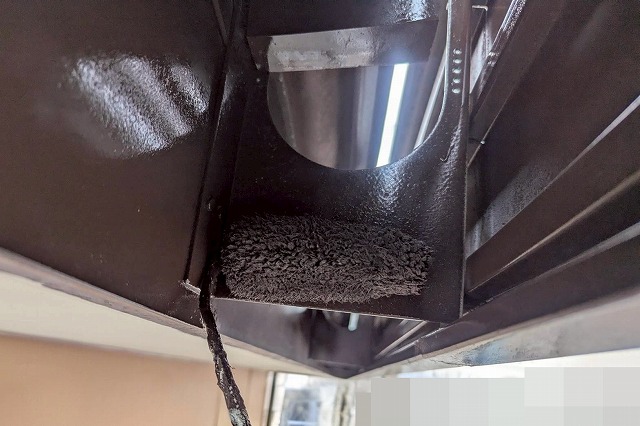 西八代郡市川三郷町で雨樋（軒樋・竪樋）にケレン作業（目粗し）・シリコン塗装（ファインSi）を行う様子