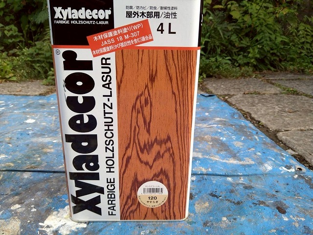 北杜市で別荘の軒天塗装にキシラデコールを使用する様子