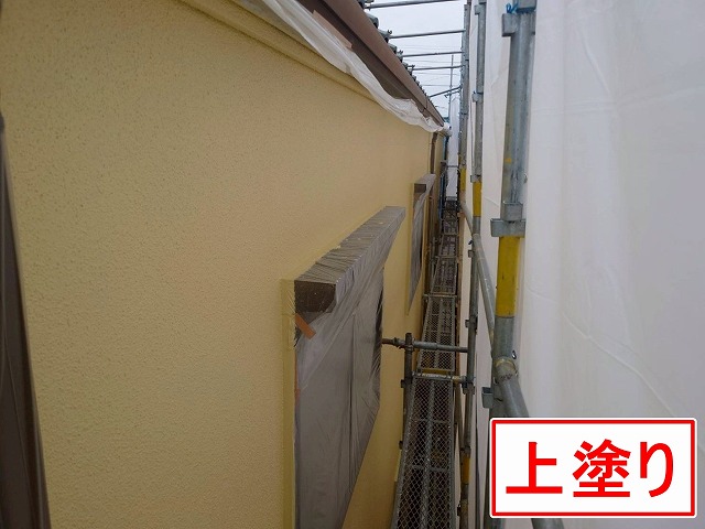 西八代郡市川三郷町でモルタル外壁塗装で、上塗り（グランセラトップ1液水性）を行う様子