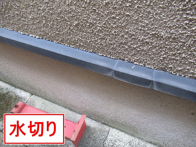 西八代郡市川三郷町で水切り塗装を行う様子