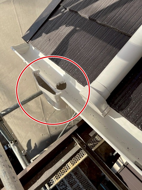 笛吹市で雨樋（軒樋・集水器）を交換の際に集水器を設置する様子