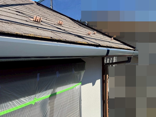 西八代郡市川三郷町で雨樋に目粗し・シリコン塗装を行う様子