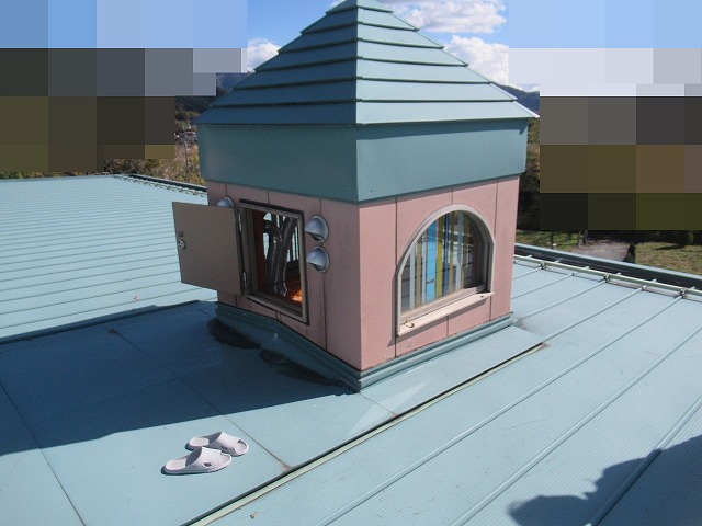 南都留郡富士河口湖町で観光ホテルのガルバリウム鋼板屋根の調査を行う様子