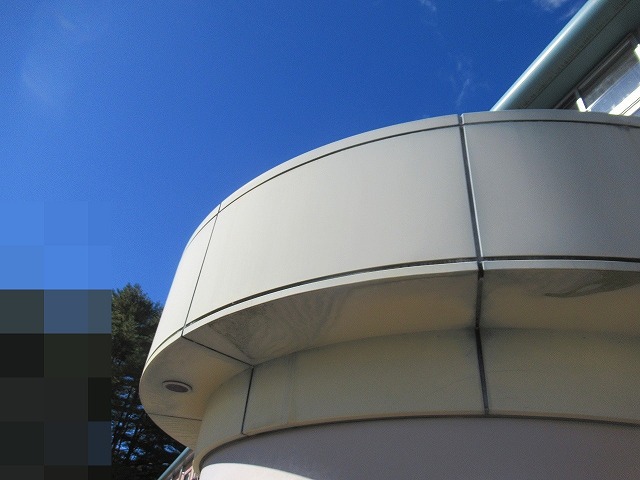 南都留郡富士河口湖町で金属製の玄関上ポーチ塗装（シリコン塗装）のビフォーアフター