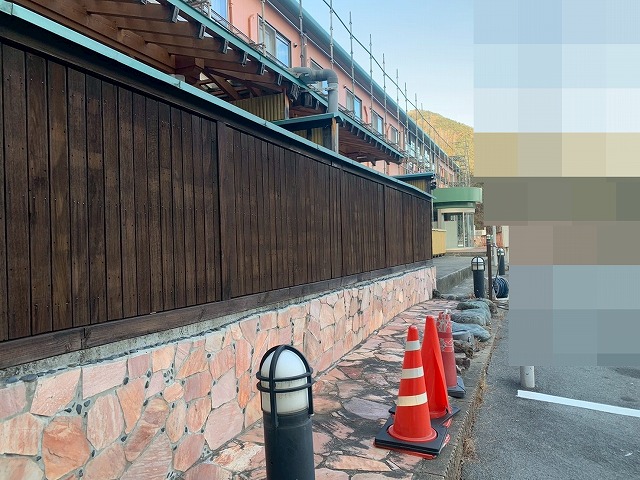 南都留郡富士河口湖町で観光ホテルの木部を塗装する様子（完工時の写真）