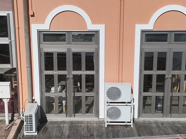 南都留郡富士河口湖町で鉄部のドア飾りにケレン作業で下地処理後、塗装する様子