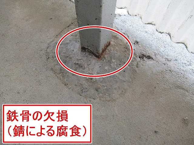 西八代郡市川三郷町で倉庫の鉄骨が錆びて腐食し、欠損している様子