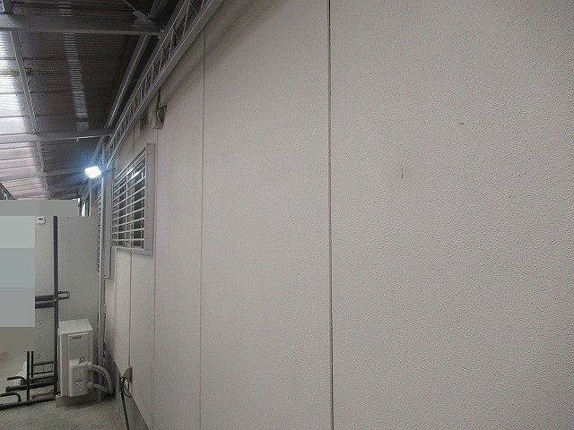 西八代郡市川三郷町でモルタル外壁にラジカル塗装を行う様子（ビフォーアフター）