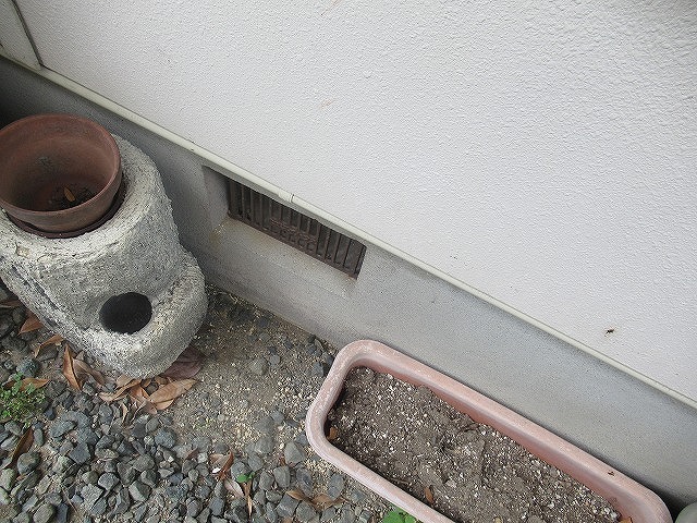 西八代郡市川三郷町で基礎塗装を行う様子（基礎ガード使用）