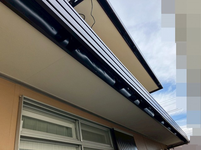 西八代郡市川三郷町で軒天塗装を行う様子（ケンエース塗料で防カビ仕上げ）