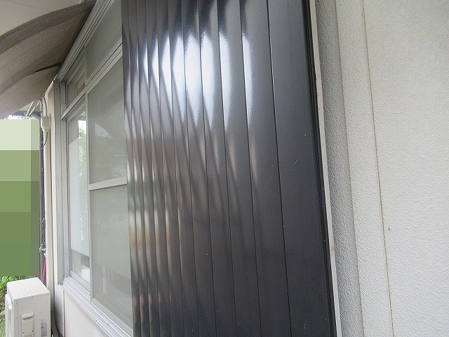 西八代郡市川三郷町で雨戸戸袋の塗装を行う様子（ビフォーアフター）