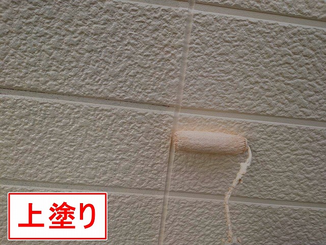 山梨市でサイディング外壁に無機塗料でカラーチェンジする様子（グランセラ1液水性で上塗り）