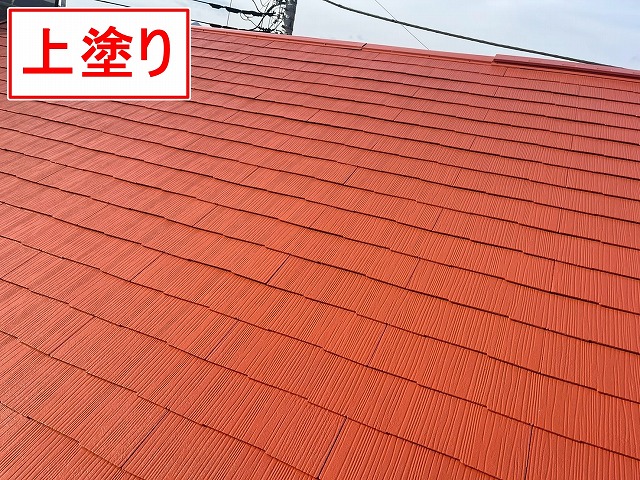 山梨市でコロニアル屋根（スレート屋根）の無機塗装（上塗り）を行う様子