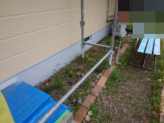 山梨市で住宅の基礎巾木を専用塗料で塗装する様子
