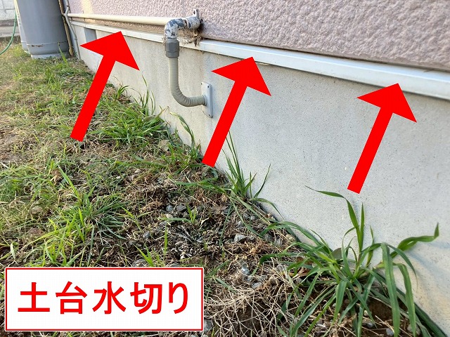 山梨市で土台水切りを塗装する様子（ファインSiでシリコン塗装）
