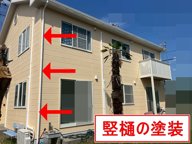 山梨市で雨樋（竪樋）をファインSiで塗装する様子