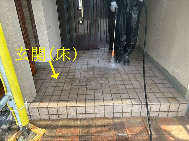 南アルプス市で塗装前の床（玄関床）を高圧洗浄する様子