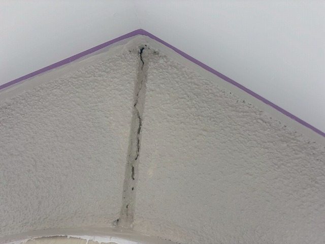 入隅の深いひび前