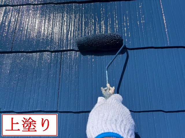 屋根の上塗り作業