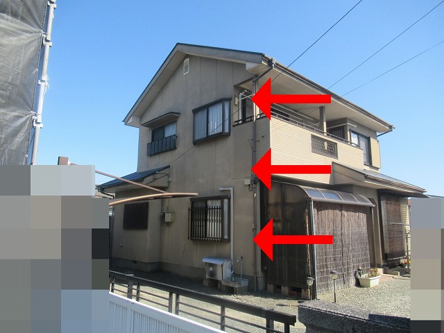 建物側面の雨樋全景ビフォーアフター（塗装前）