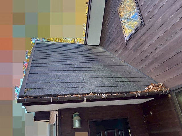塗装前の下屋根と玄関