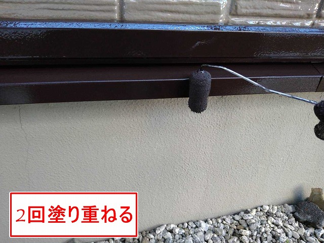 甲府市で水切りにシリコン塗料を2回塗り重ねる様子