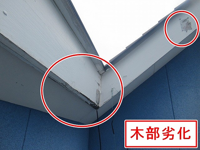 北杜市で塗膜剥がれの目立つ破風（はふ）の木部