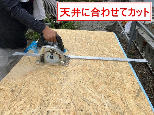 北杜市で天井交換の際に、ボードをカットする様子