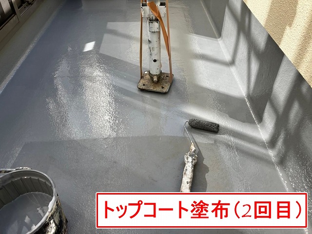 笛吹市でベランダ（バルコニー）の防水面にトップコートを2回塗り重ねる様子