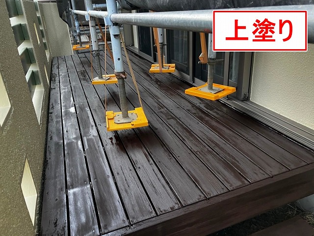 笛吹市でウッドデッキに上塗り（2回塗り）を行う様子