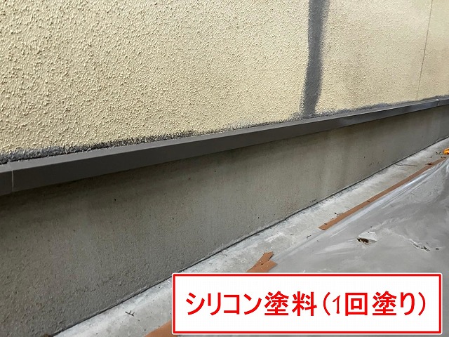笛吹市で水切り塗装を行う様子（シリコン塗料1回塗り）